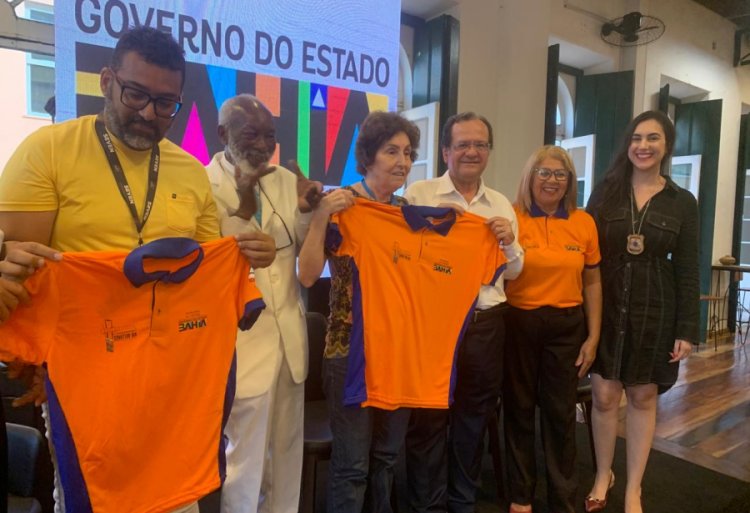 Setur-BA entrega novo fardamento para guias de turismo que atuam no estado