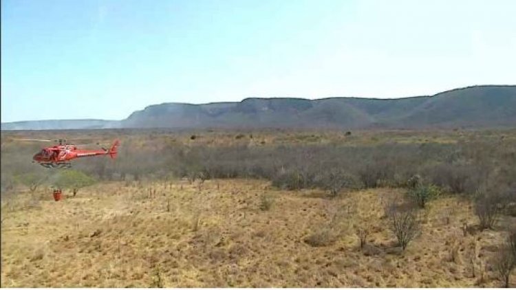 Bombeiros atuam com helicóptero em incêndio florestal na região Oeste