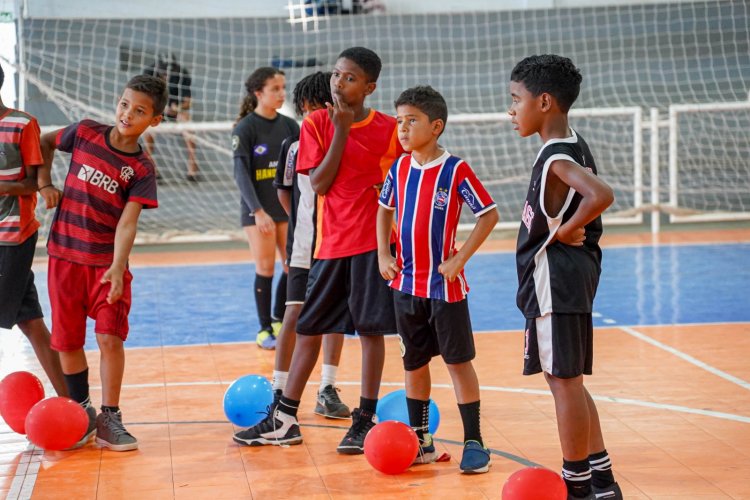 LEM: FESTIVAL SELEÇÕES DE HANDEBOL, VÔLEI E BASQUETE REÚNE CERCA DE 300 ATLETAS