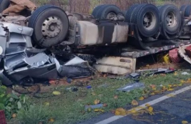 Barra: Adolescente morre após caminhão carregado de manga tombar