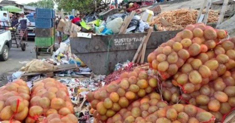 Feirantes reclamam de acúmulo de lixo após impasse em coleta de lixo em Feira