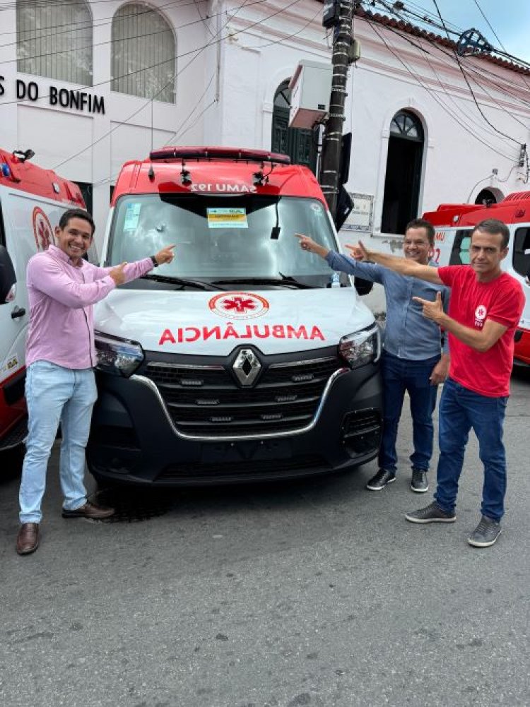 Prefeito de Ibotirama recebe nova ambulância para o SAMU em Salvador